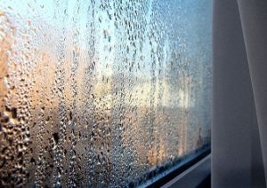 Конденсат на окнах - проблема многих помещений